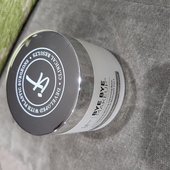 It Cosmetics BYE BYE Makeup - Picture 4 of 4